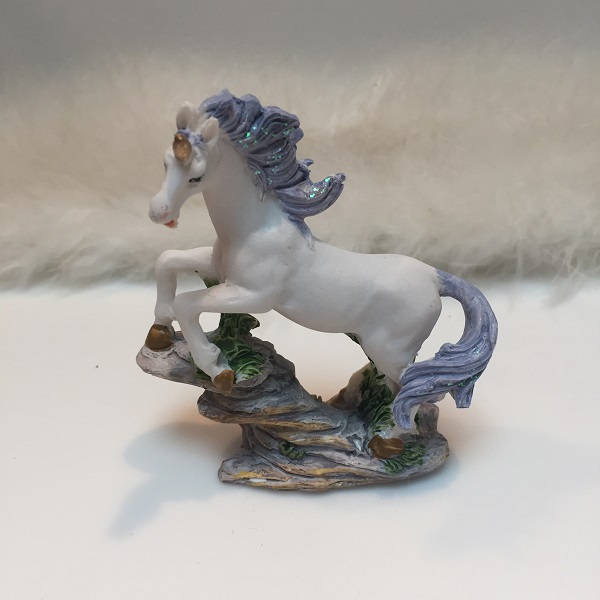 Figurine licorne bleu foncé