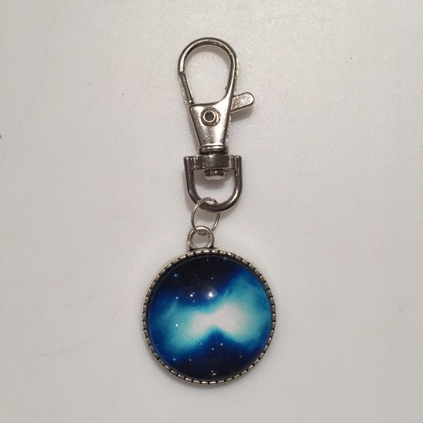 Porte clés cabochon cosmos bleu