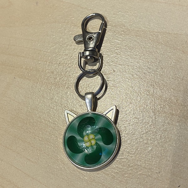 Porte clés cabochon croix basque verte