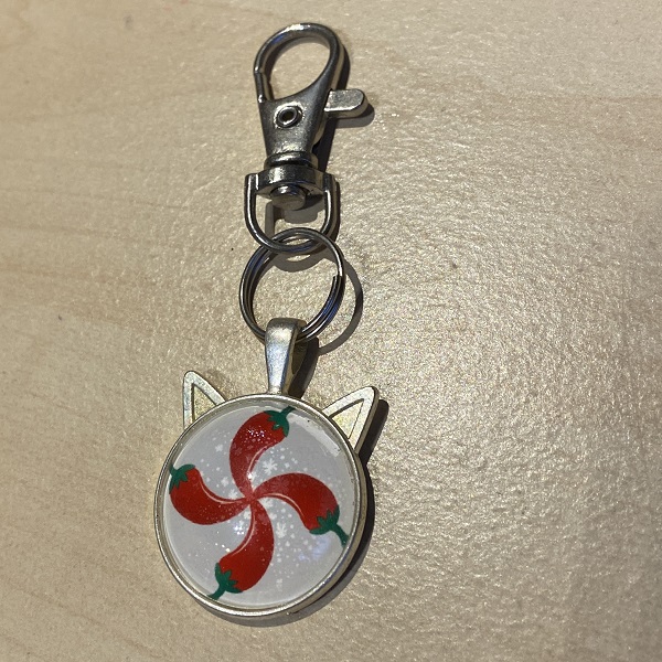 Porte clés cabochon croix basque piment