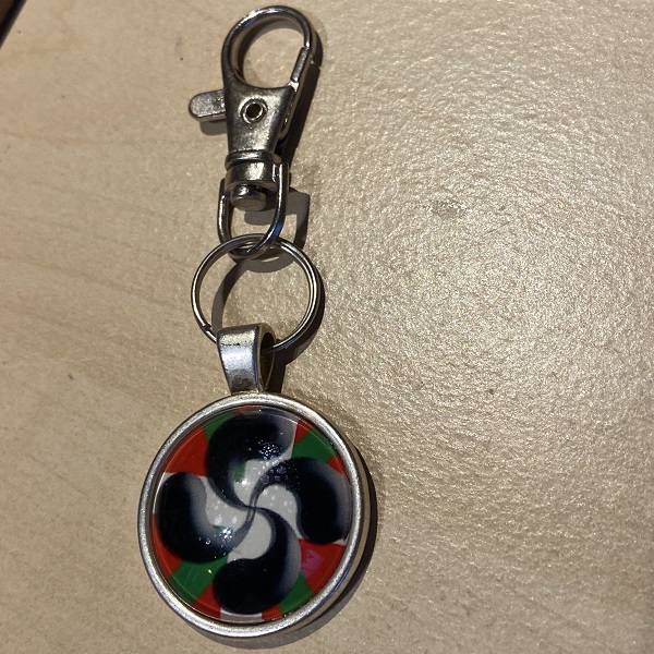 Porte clés cabochon croix basque noire