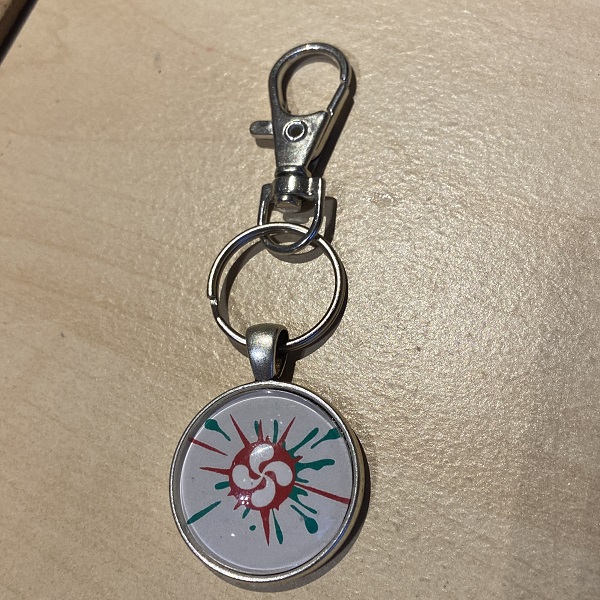 Porte clés cabochon drapeau basque éclaboussure