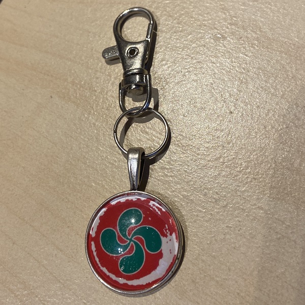 Porte clés cabochon drapeau basque vert sur fond rouge