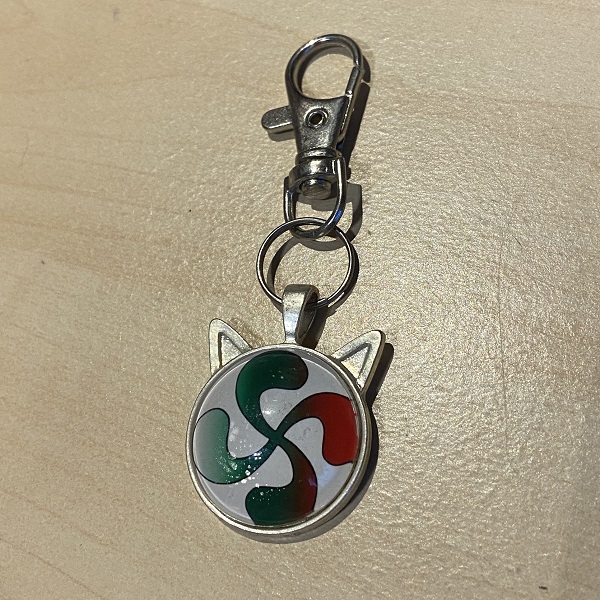 Porte clés cabochon croix basque rouge et verte