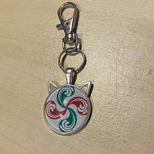 Porte clés cabochon croix basque rouge et verte